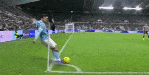 开云体育平台-塞梅尼奥禁区脚后跟弹射破门，哈兰德越位干扰球，进球无效