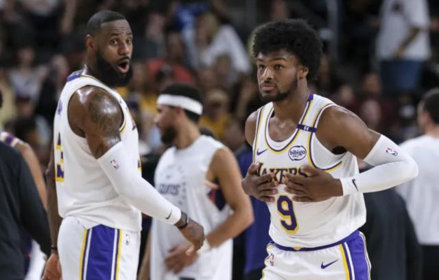 开云app官网-见证历史！詹姆斯父子成功同台 首次连线还远吗？